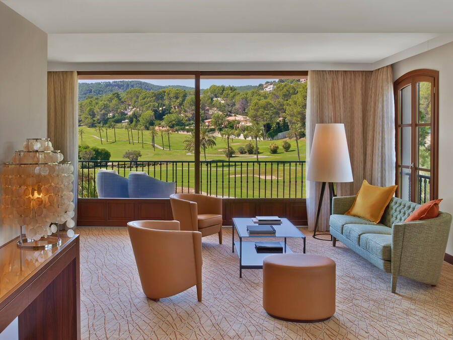 she116gr-143442-Hole in One Suite Living Room.jpg